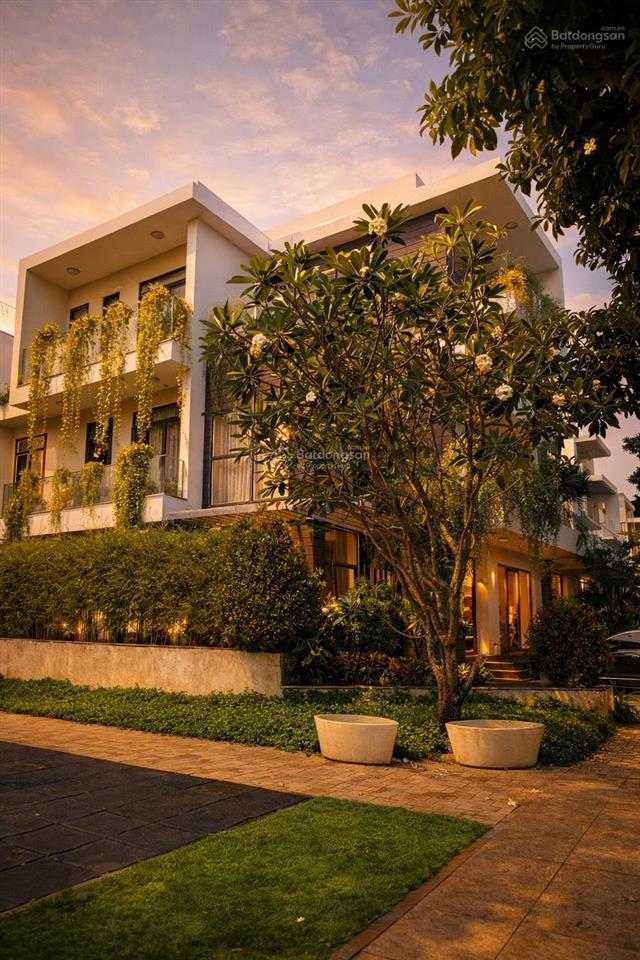 Bán căn đơn lập lucasta 41 tỷ  220m2 full nội thất. sân vườn riêng, cạnh công viên lớn. gọi phước