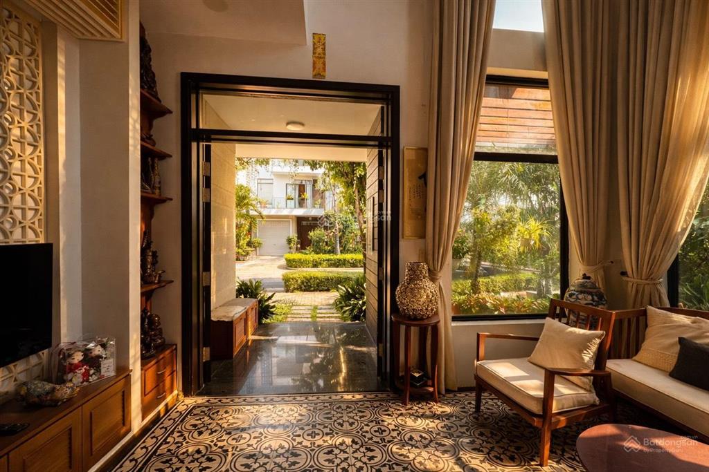 Bán căn đơn lập lucasta 41 tỷ  220m2 full nội thất. sân vườn riêng, cạnh công viên lớn. gọi phước