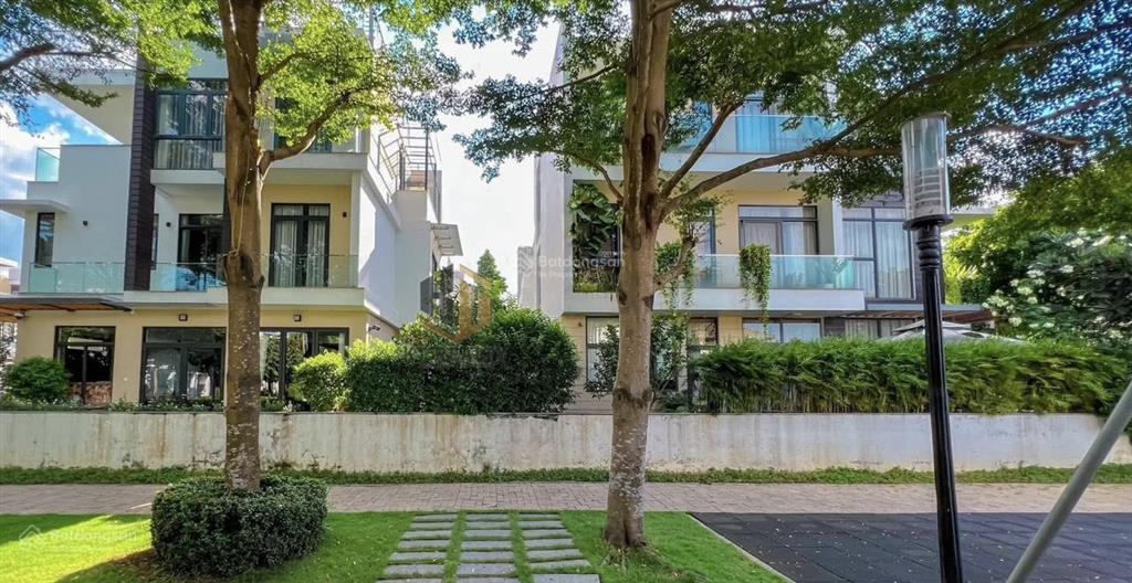 Bán căn đơn lập lucasta 41 tỷ  220m2 full nội thất. sân vườn riêng, cạnh công viên lớn. gọi phước