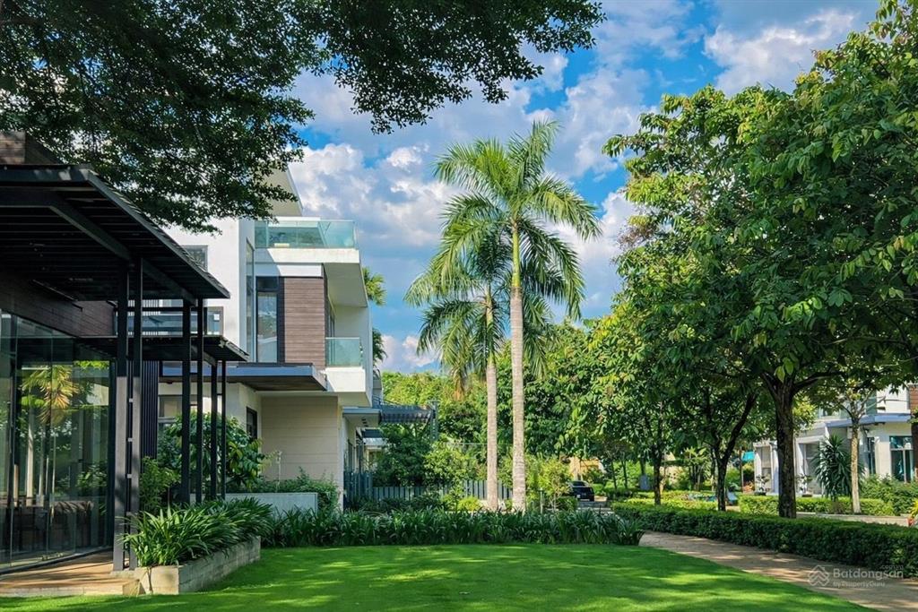 Bán căn đơn lập lucasta 41 tỷ  220m2 full nội thất. sân vườn riêng, cạnh công viên lớn. gọi phước