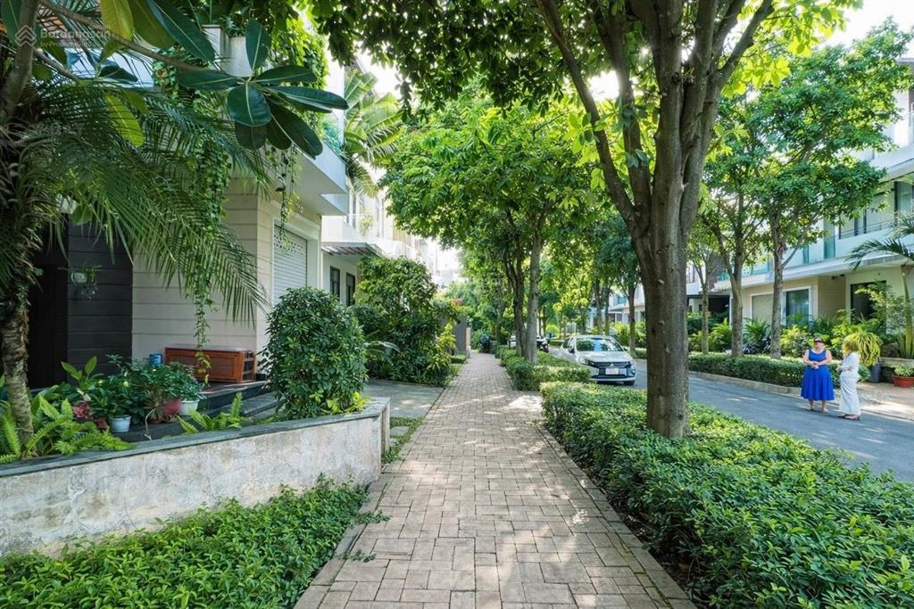 Bán căn đơn lập lucasta 41 tỷ  220m2 full nội thất. sân vườn riêng, cạnh công viên lớn. gọi phước