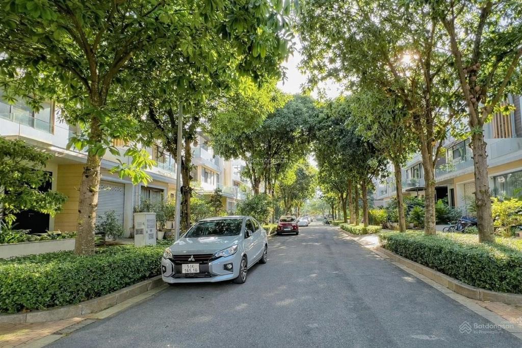 Bán căn đơn lập lucasta 41 tỷ  220m2 full nội thất. sân vườn riêng, cạnh công viên lớn. gọi phước