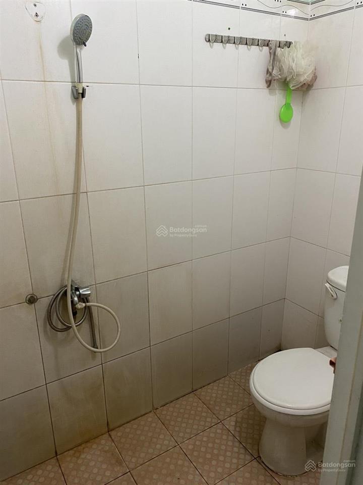 Phòng trọ trong nhà trọ 3 lầu, sạch sẽ, thoáng mát, an ninh, có lối đi riêng, có ban công.