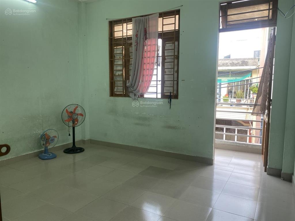 Phòng trọ trong nhà trọ 3 lầu, sạch sẽ, thoáng mát, an ninh, có lối đi riêng, có ban công.