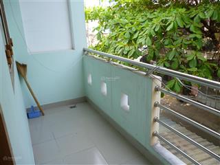 Phòng trọ trong nhà trọ 3 lầu, sạch sẽ, thoáng mát, an ninh, có lối đi riêng, có ban công.
