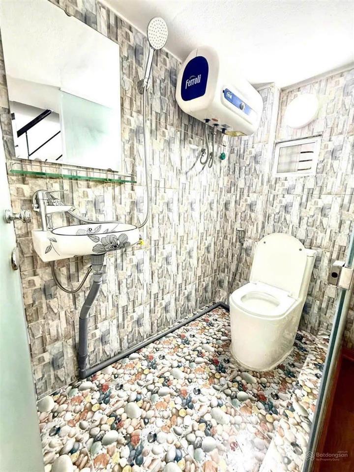 Chính chủ bán nhà quận đống đa giá hơn 2 tỷ, 5 tầng, sổ đỏ riêng không quy hoạch