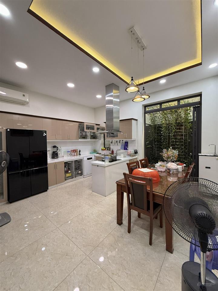 Bán nhà xây tâm huyết, 5x20m (100m2), 1 trệt 2 lầu + sth, 4pn 6wc có thang máy sổ hoàn công phú lợi