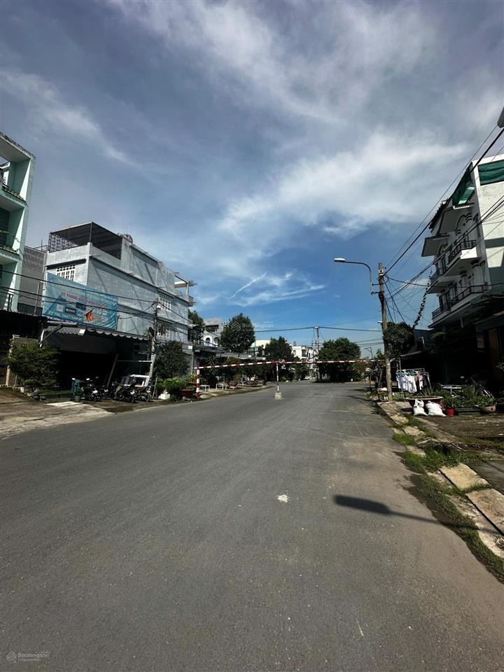 Bán lô góc mặt tiền nội bộ lê bôi sổ sẵn của dự án mặt tiền 20m xây dựng 1 trệt + lửng, 2 lầu + sth