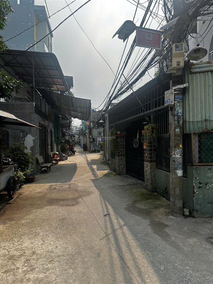 Bán nhà 3 tầng, hẻm ba gác, 4 phòng ngủ 2 phòng vệ sinh, sổ hoàn công đủ, gần cầu bà tàng, pth p7q8