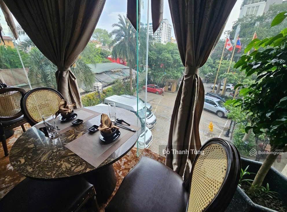 Chuyển nhượng khách sạn 4*, đội cấn, ba đình. vị trí đẹp, mặt tiền đẳng cấp. giá chào 1000 tỷ có tl