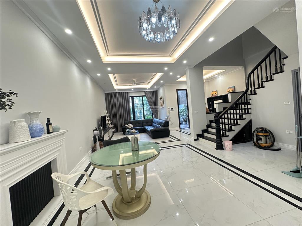 Cho thuê biệt thự 280m2, thang máy, 30tr, gần vin smart, 0888 516 ***