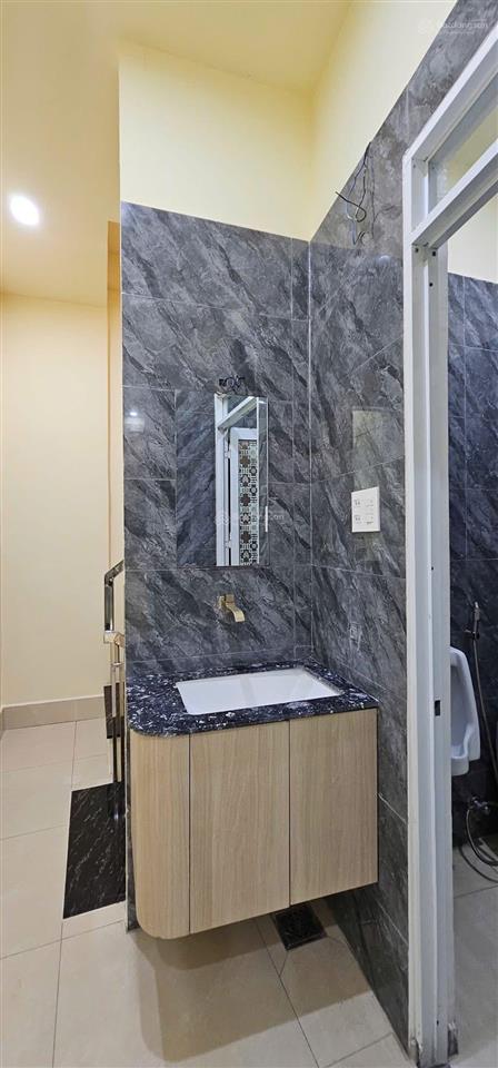 Bán nhà lạc long quân q11 hẻm thông nhà đẹp trệt 2 lầu sân thượng btct giá 4 tỷ 980