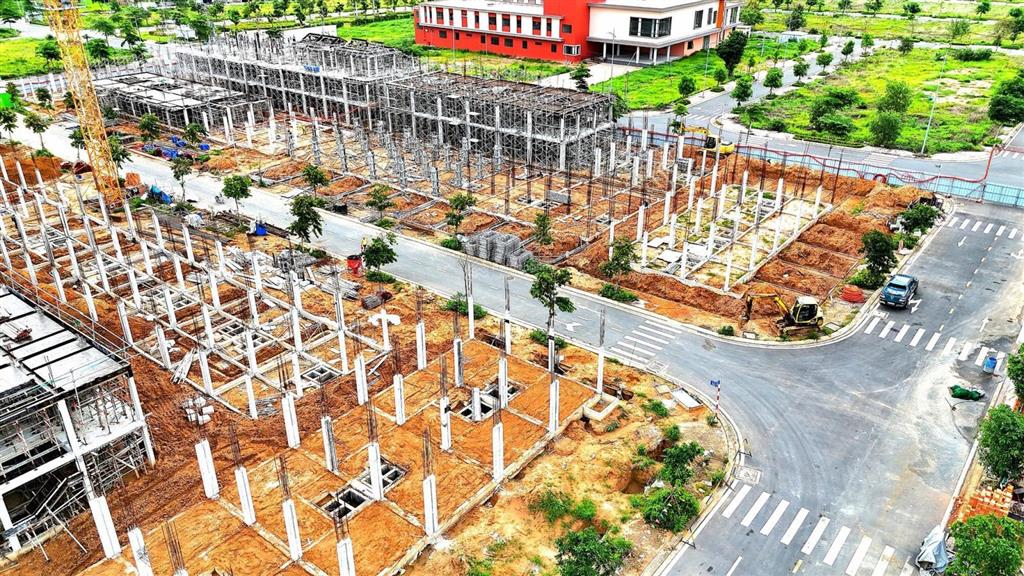 Bán gấp lô đất đối diện trường mầm non quốc tế, sổ sẵn, giá chỉ 2 tỷ (ngân hàng hỗ trợ vay 70%)