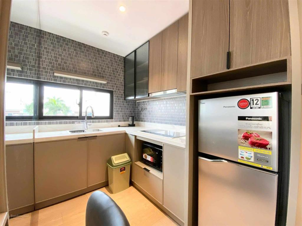 Cho thuê căn hộ 1 phòng ngủ ban công full nội thất!! có dịch vụ dọn phòng sẵn