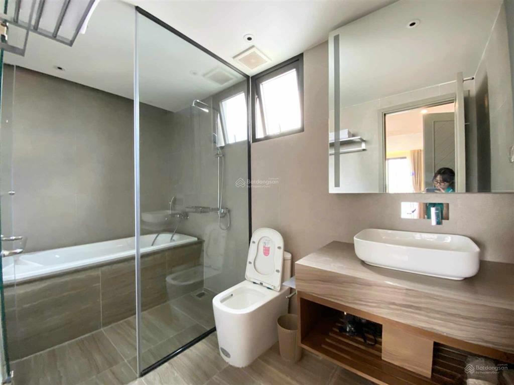 Cho thuê căn hộ 1 phòng ngủ ban công full nội thất!! có dịch vụ dọn phòng sẵn