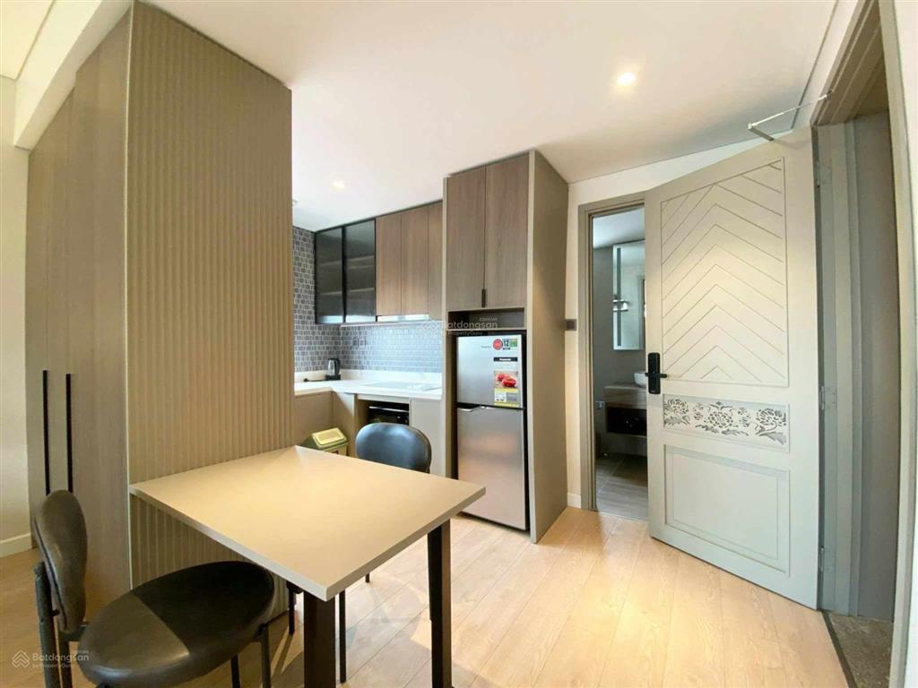 Cho thuê căn hộ 1 phòng ngủ ban công full nội thất!! có dịch vụ dọn phòng sẵn