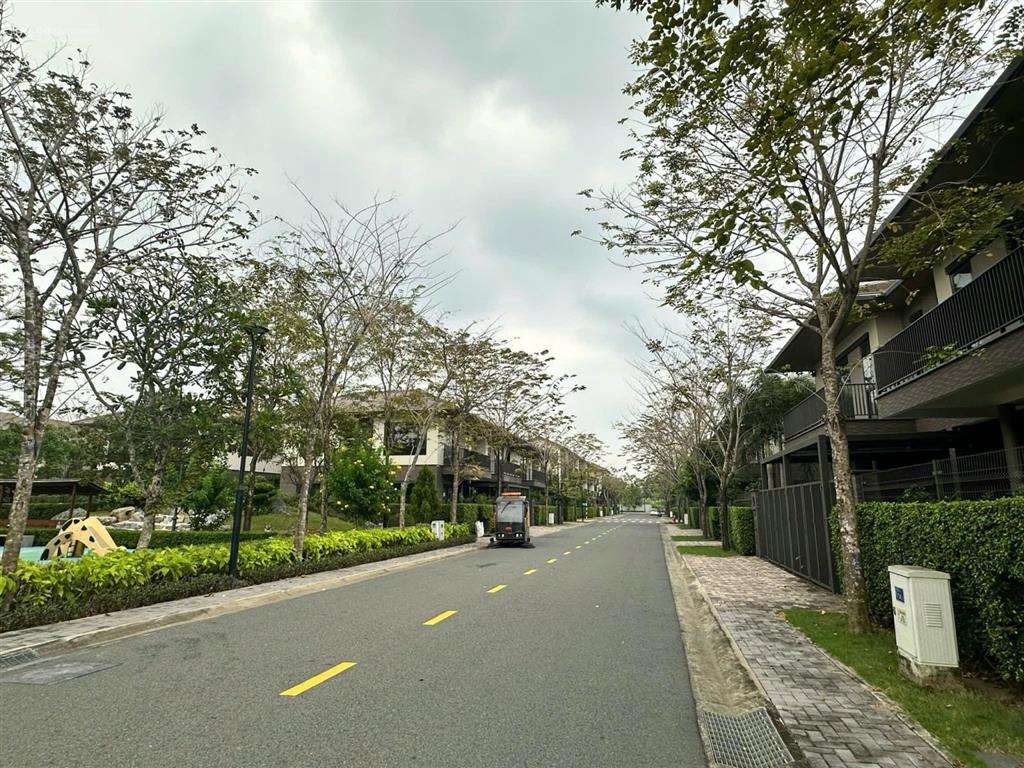 Cần bán gấp căn biệt thự song lập 150m2 giá chỉ 6.8 tỷ đối diện công viên.