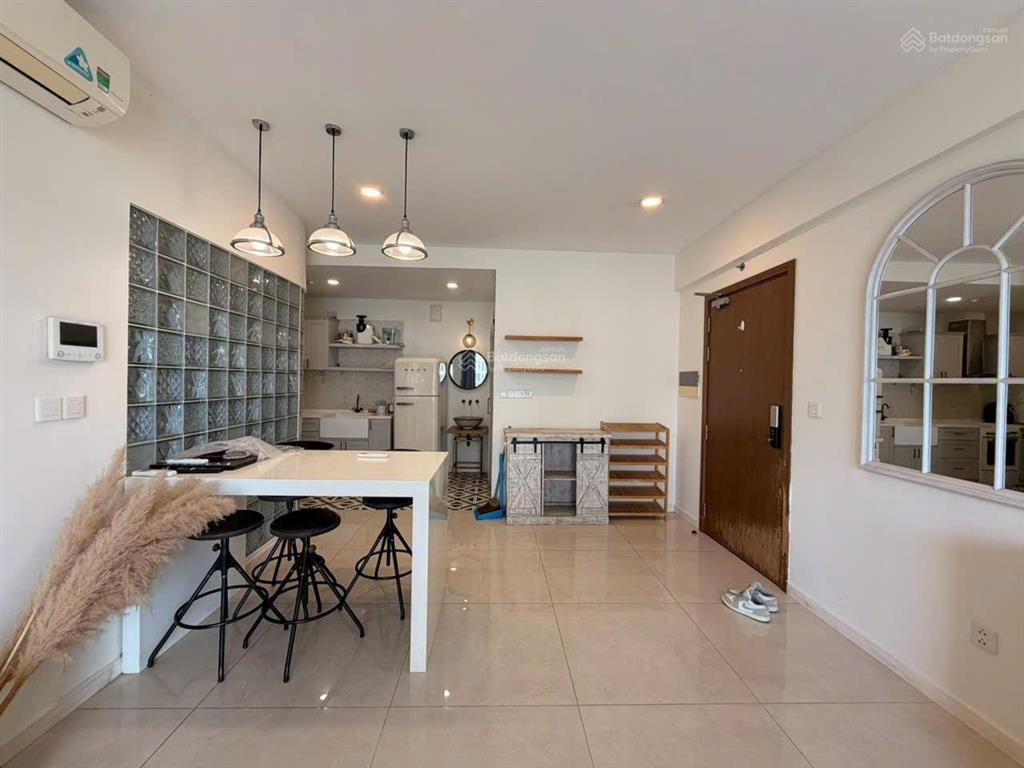 Cho thuê 2pn đập thành 1pn2wc rộng 75m2, căn góc view sông.  0909 812 *** đậu ngọc