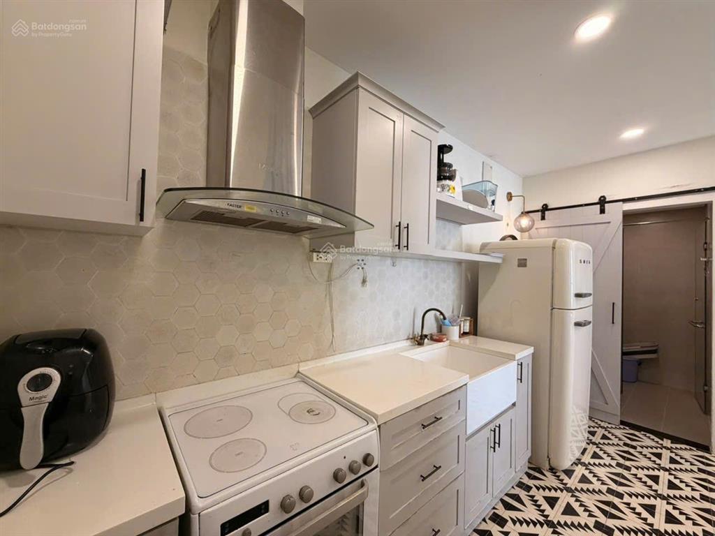Cho thuê 2pn đập thành 1pn2wc rộng 75m2, căn góc view sông.  0909 812 *** đậu ngọc