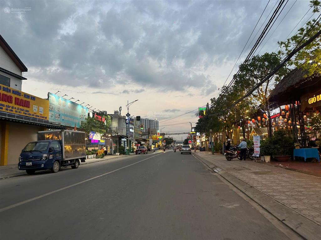 Ngợp, rẻ hơn 3tỷ, vị trí vàng, góc hai mặt tiền.  0366 236 ***