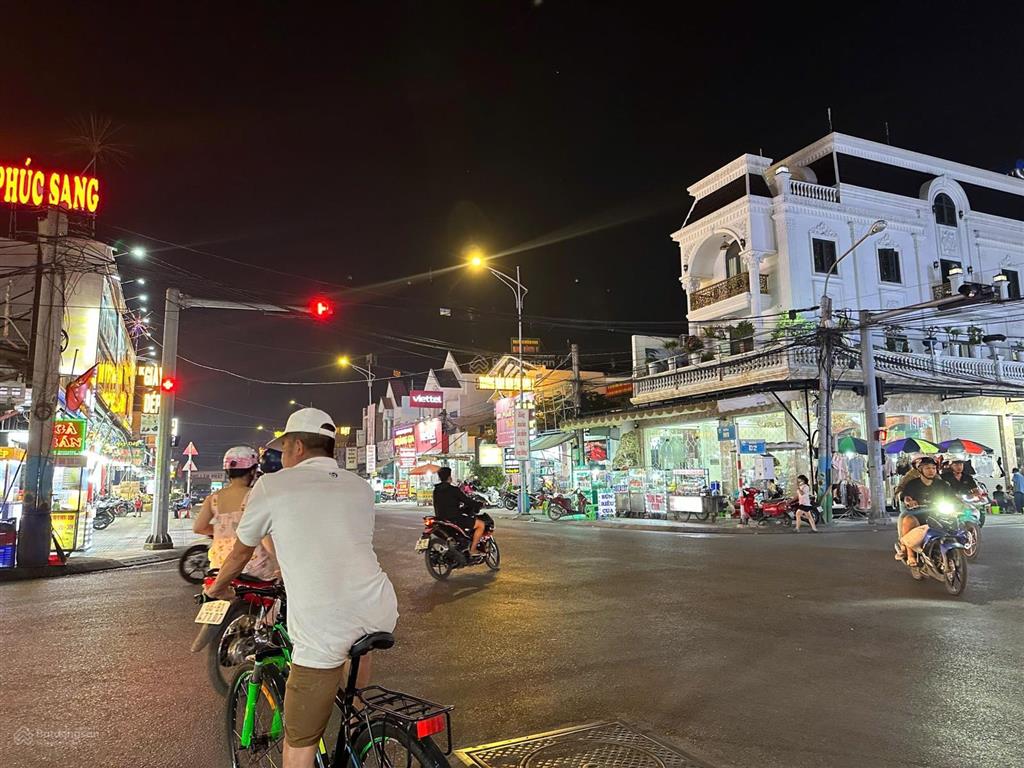 Ngợp, rẻ hơn 3tỷ, vị trí vàng, góc hai mặt tiền.  0366 236 ***