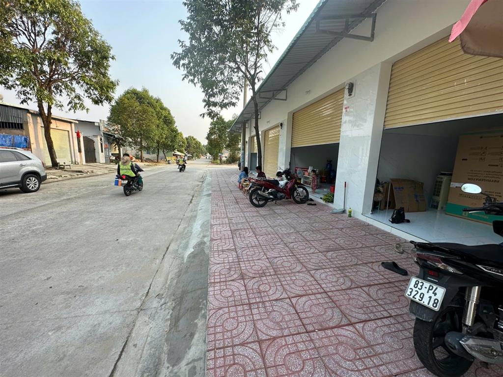 Bán lô góc ngay chợ, thu nhập 22 triệu tháng. dt 300m2, đối diện khu công nghiệp, vị trí tiềm năng.