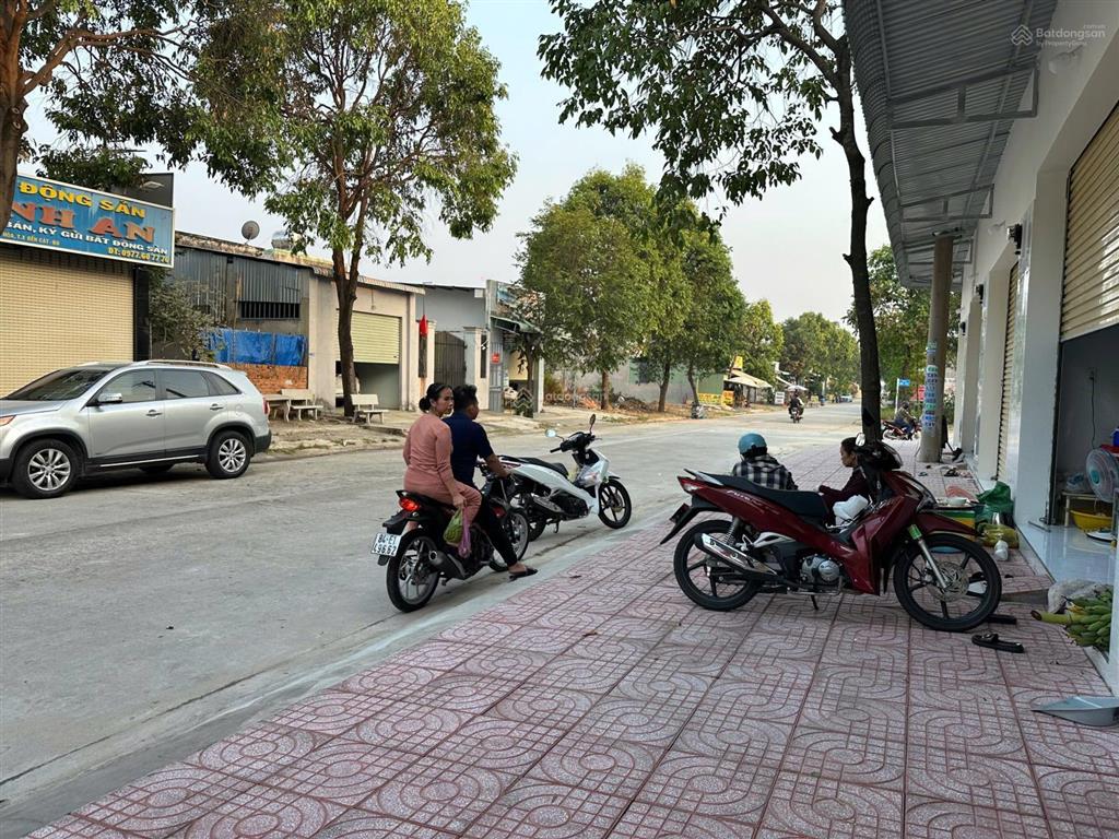 Bán lô góc ngay chợ, thu nhập 22 triệu tháng. dt 300m2, đối diện khu công nghiệp, vị trí tiềm năng.