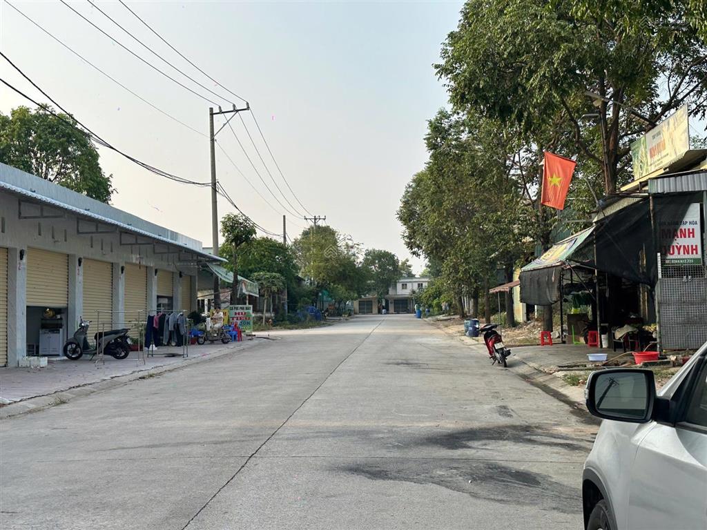 Bán lô góc ngay chợ, thu nhập 22 triệu tháng. dt 300m2, đối diện khu công nghiệp, vị trí tiềm năng.