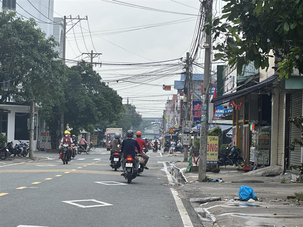 Bán nhà kdc việt sing, đường da7 kdc việt sing, đối diện 6 lốc chung cư sầm uất khu. 0366 236 ***