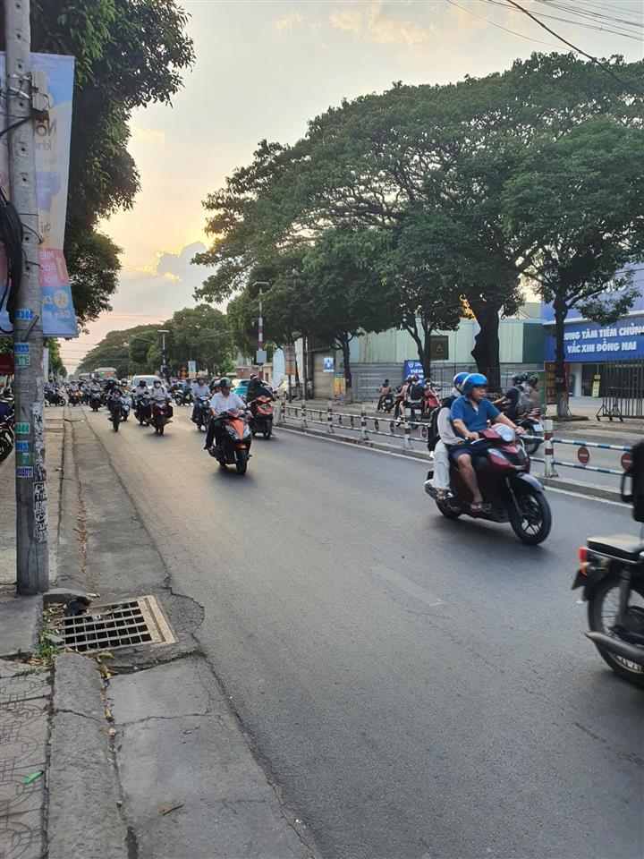 Chủ cần bán gấp hạ 1 tỷ nhà mặt tiền đường nguyễn ái quốc phường tân hiệp. đầu hẻm vào cư xá b5