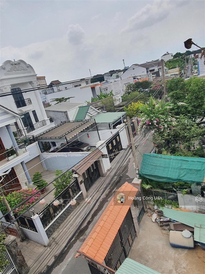 Nhà đẹp 1 trệt 2 lầu mái thái, sân oto phường bửu long. gần bờ kè ven sông.