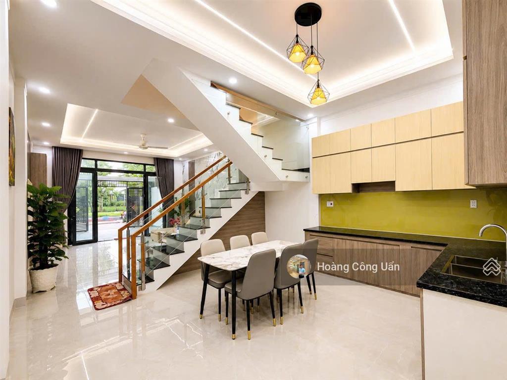 Nhà đẹp 2 lầu mới, khu tđc phường bửu hoà  biên hoà (đối diện công viên). để lại nội thất như hình