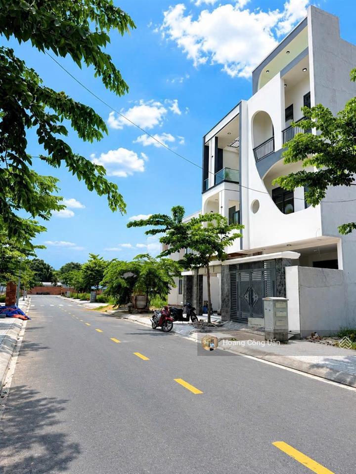 Nhà đẹp 2 lầu mới, khu tđc phường bửu hoà  biên hoà (đối diện công viên). để lại nội thất như hình