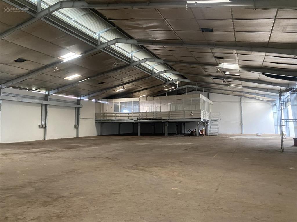 Cho thuê nhà xưởng khách nội thất hết hạn diện tích 1400m2 giá 68tr/th. xe tải lớn đỗ cửa