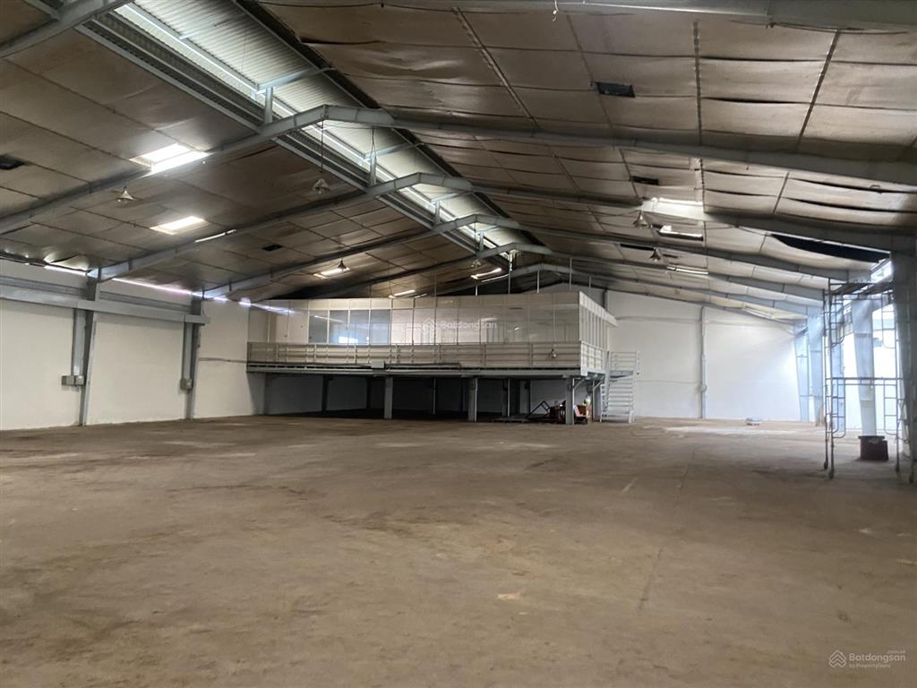 Cho thuê nhà xưởng khách nội thất hết hạn diện tích 1400m2 giá 68tr/th. xe tải lớn đỗ cửa