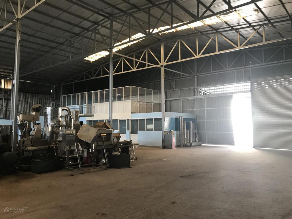 Cho thuê nhà xưởng khách nội thất hết hạn diện tích 1400m2 giá 68tr/th. xe tải lớn đỗ cửa