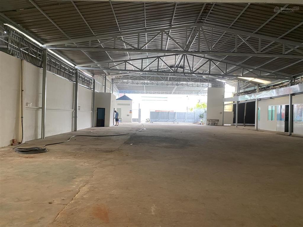 Cho thuê nhà xưởng khách nội thất hết hạn diện tích 1400m2 giá 68tr/th. xe tải lớn đỗ cửa