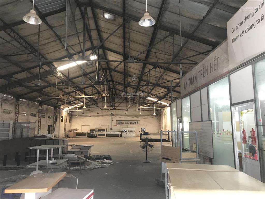 Cho thuê nhà xưởng khách nội thất hết hạn diện tích 1400m2 giá 68tr/th. xe tải lớn đỗ cửa