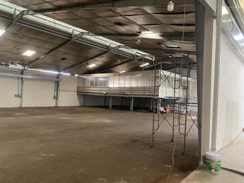 Cho thuê nhà xưởng khách nội thất hết hạn diện tích 1400m2 giá 68tr/th. xe tải lớn đỗ cửa
