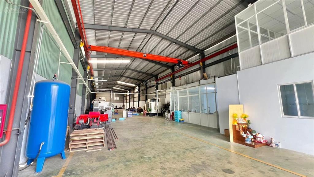 Cho thuê nhà kho 350m2 tại mặt tiền quốc lộ 1a quận 12. gần bến xe an sương, xe container chui kho