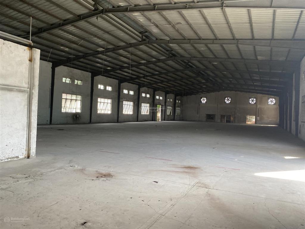 Cho thuê nhà xưởng 620m2 ngang 12x52m, 37tr/th tại 1/ ql1a, gần bến xe, xe cont40fe chui kho
