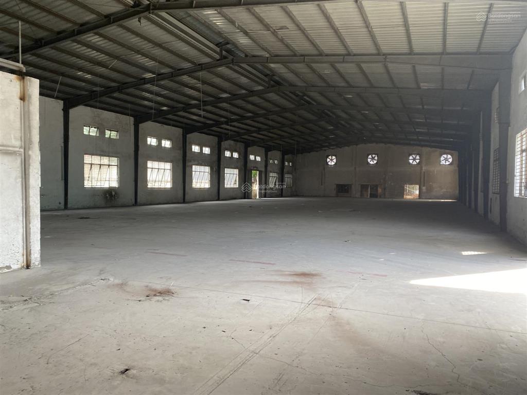 Cho thuê nhà xưởng 620m2 ngang 12x52m, 37tr/th tại 1/ ql1a, gần bến xe, xe cont40fe chui kho