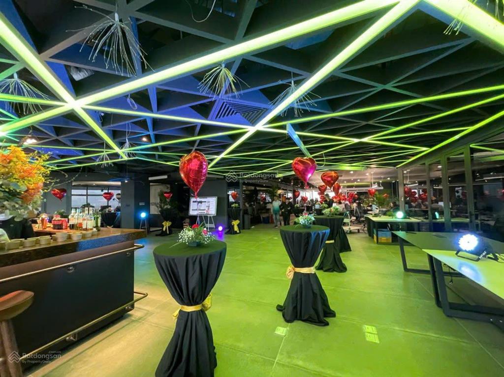 Cho thuê văn phòng n01t4 ngoại giao đoàn, 1.600m2 có cắt lẻ, đã có sẵn nội thất, đẹp vào được luôn