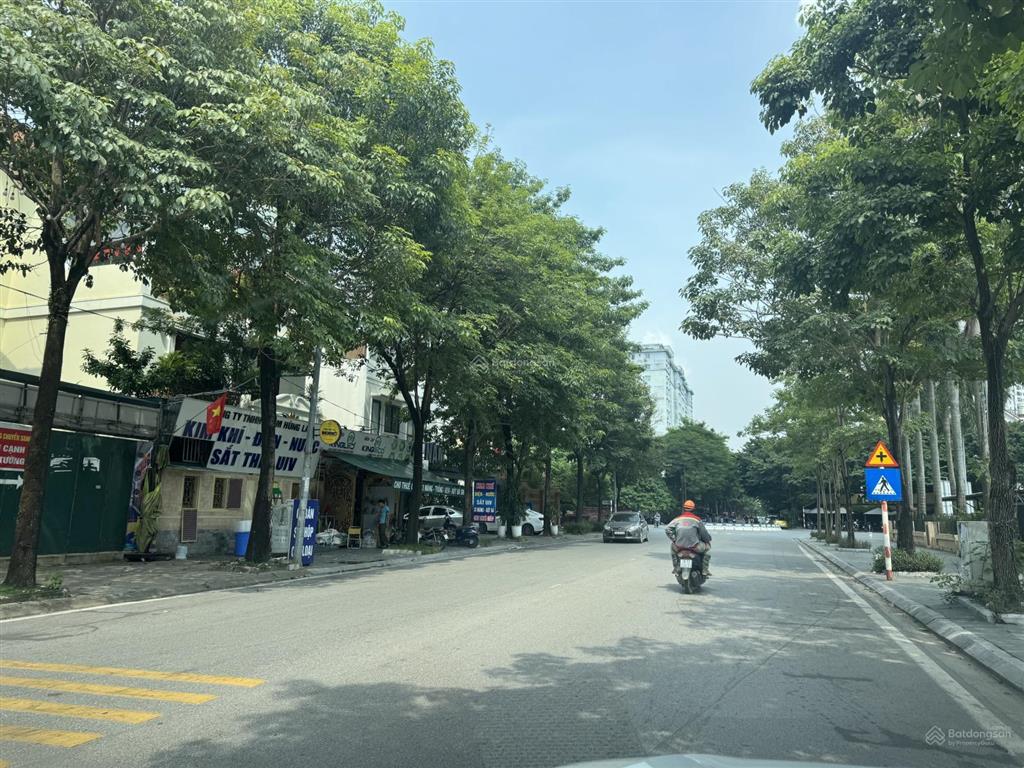 Bán duy nhất 1 căn bt thành phố giao lưu bộ công an
dt180m. mt11m
giá cực hợp lí , ở quá đẹp ạ