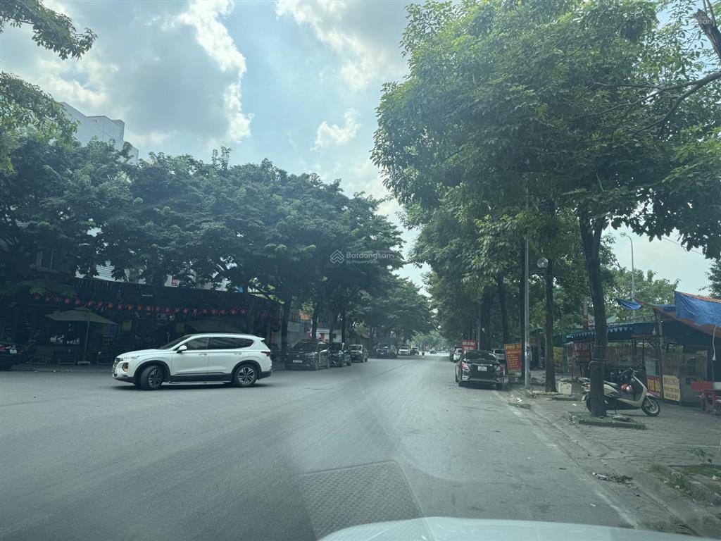 Bán duy nhất 1 căn bt thành phố giao lưu bộ công an
dt180m. mt11m
giá cực hợp lí , ở quá đẹp ạ