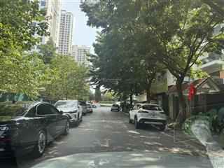 Bán duy nhất 1 căn bt thành phố giao lưu bộ công an
dt180m. mt11m
giá cực hợp lí , ở quá đẹp ạ