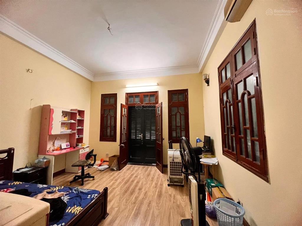 Cho thuê nhà riêng phân lô ngõ 121 chùa láng dt 65m2 * 5 tầng mt 5m giá 24tr ngõ thông ô tô tránh