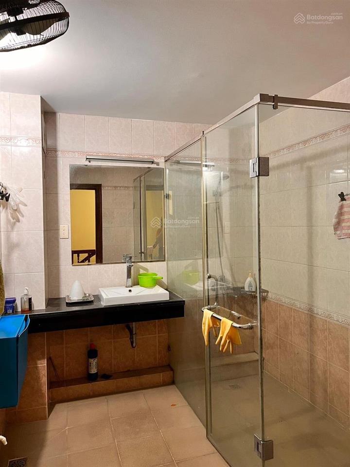 Cho thuê nhà riêng phân lô ngõ 121 chùa láng dt 65m2 * 5 tầng mt 5m giá 24tr ngõ thông ô tô tránh