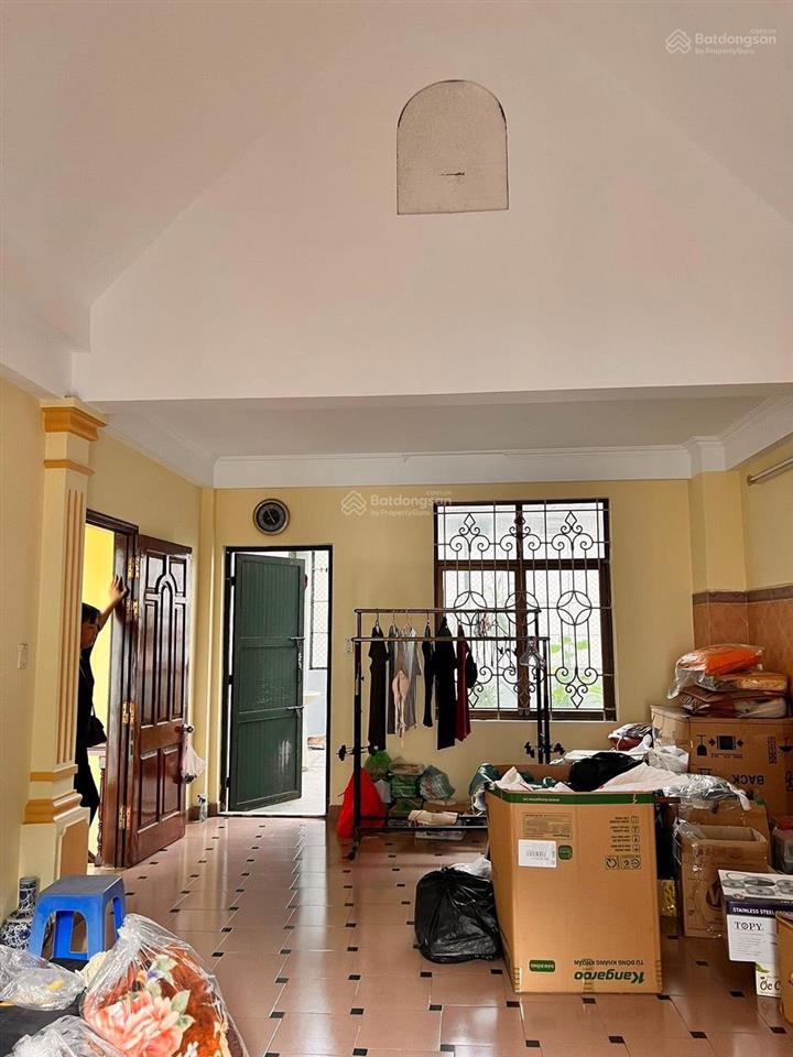Cho thuê nhà riêng phân lô ngõ 121 chùa láng dt 65m2 * 5 tầng mt 5m giá 24tr ngõ thông ô tô tránh