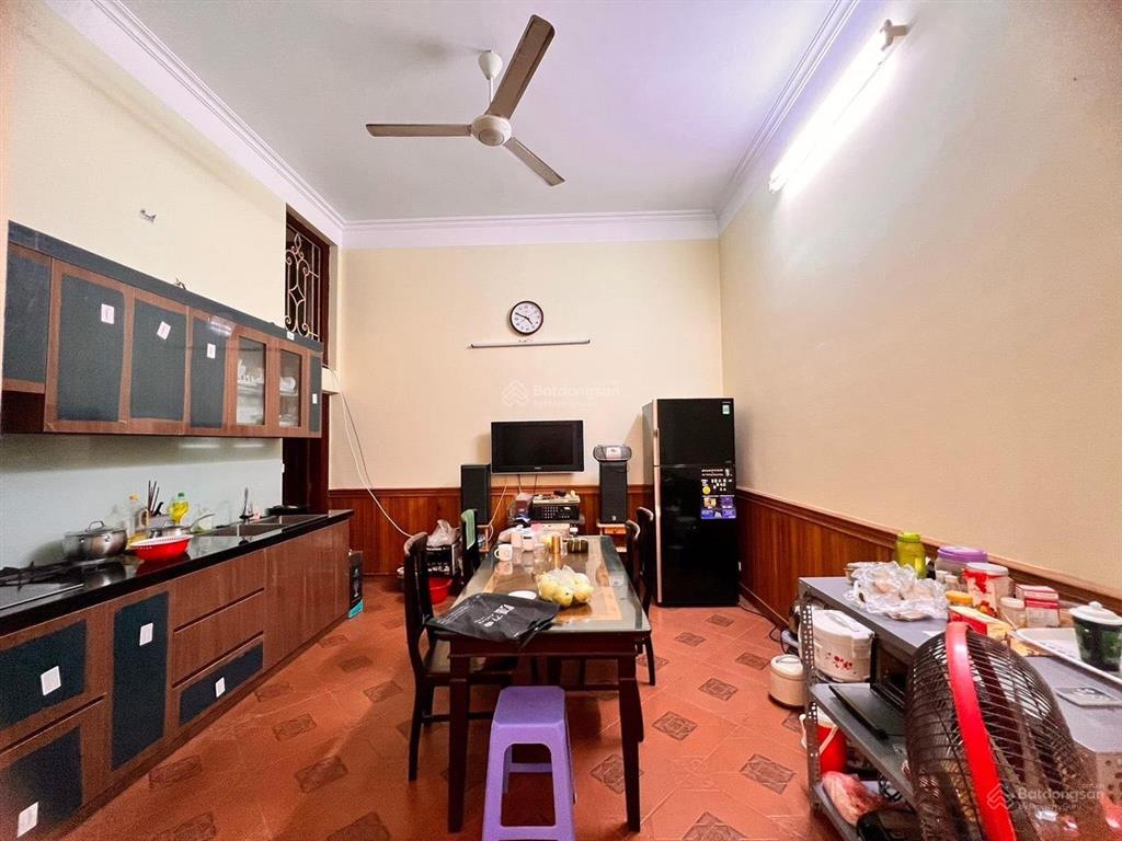 Cho thuê nhà riêng phân lô ngõ 121 chùa láng dt 65m2 * 5 tầng mt 5m giá 24tr ngõ thông ô tô tránh